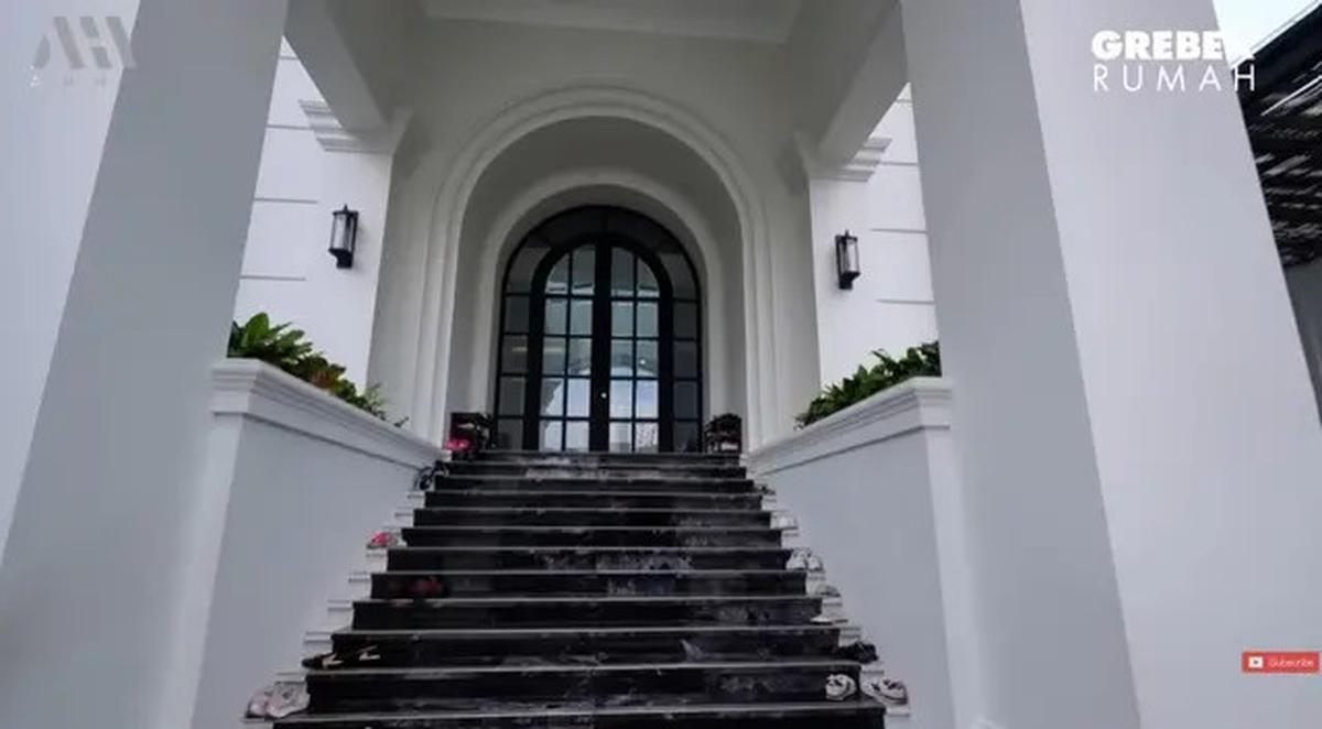 5 Potret Fasad Depan Rumah Sarwendah, Bentuknya seperti Istana Eropa