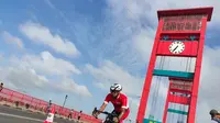 Peserta Palembang Triathlon 2020 bersepeda melintasi Jembatan Ampera pada Minggu (23/2/2020) pagi (Liputan6.com / Nefri Inge)