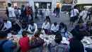 Sejumlah orang sedang menunggu waktu berbuka puasa pada hari pertama bulan suci Ramadan, di Taksim Square, Istanbul, Turki, Kamis (18/6/2015). Tradisi buka puasa beramai-ramai sudah menjadi tradisi di negara tersebut. (REUTERS/Osman Orsal)
