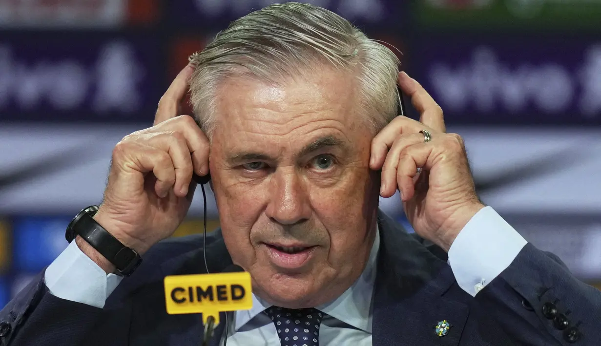 Carlo Ancelotti saat acara perkenalan pelatih baru Timnas Brasil di sebuah hotel di Barra da Tijuca, Rio De Janeiro, Brasil, Senin (26/05/2025) waktu setempat. (AP Photo/Silvia Izquierdo)