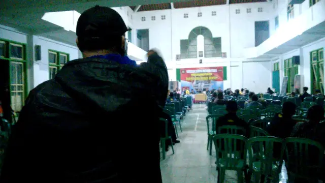 Pengukuhan calon bupati dan waki bupati Blora yang didukung Yayasan Surya Nuswantara ricuh. (Foto: Liputan6.com/Ahmad Adirin)