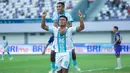 Pemain PSBS Biak, Alexandro Santos, melakukan selebrasi setelah mencetak gol ke gawang Persita Tangerang pada laga BRI Liga 1 di Stadion Indomilk Arena, Sabtu (3/5/2025) petang WIB. (Bola.com/M Iqbal Ichsan)