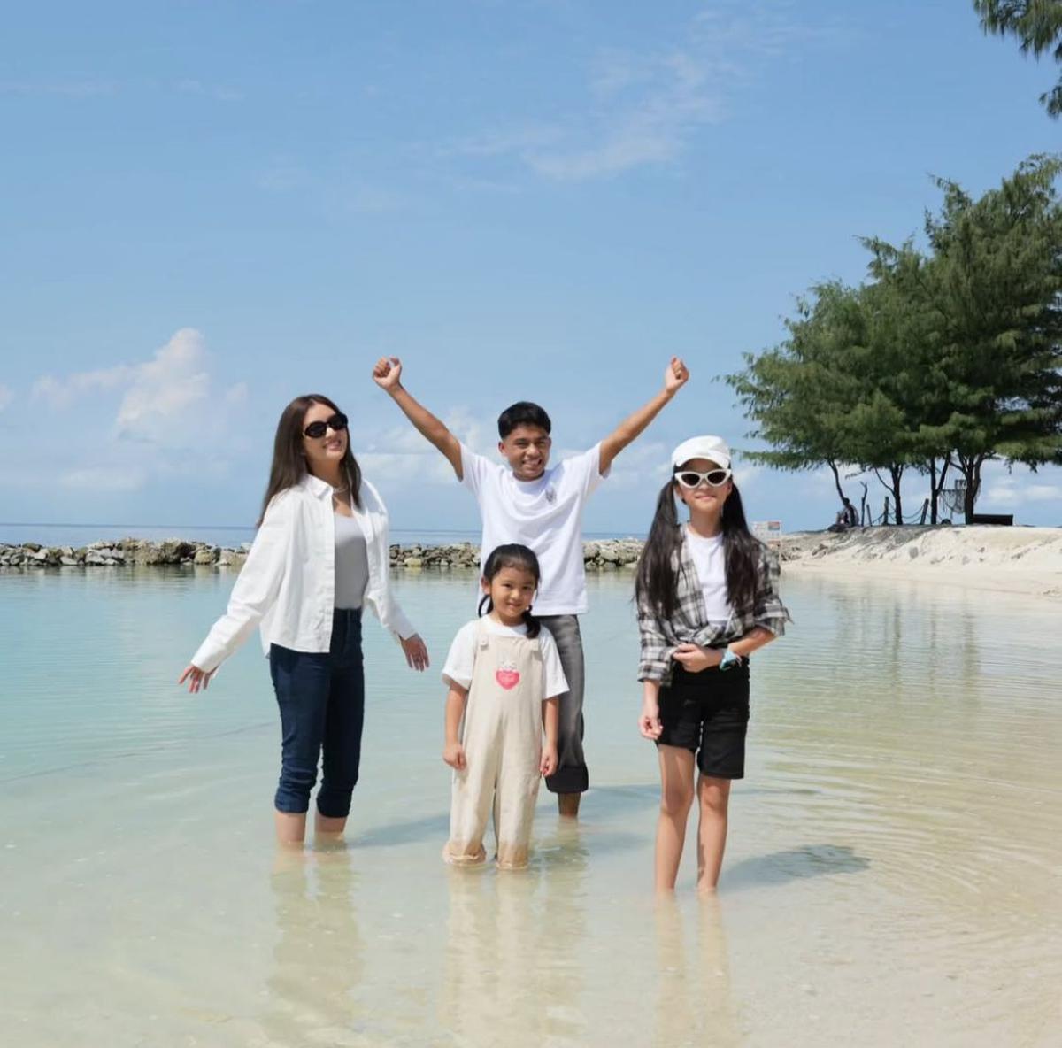 Serunya Liburan Sarwendah dan Anak-Anak di Pantai, Main Kano hingga Jelajah Hutan dengan ATV