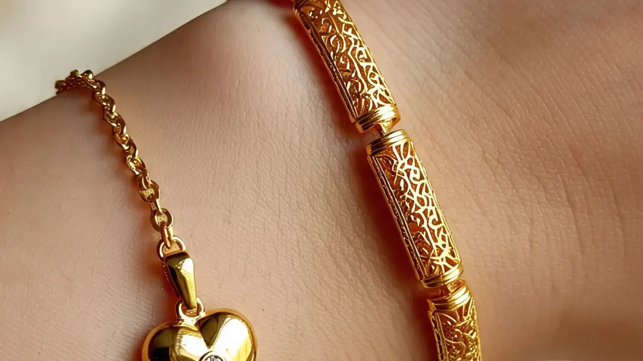 Gelang Emas Rantai Arab dengan Gantungan Liontin (Created by Meta AI)