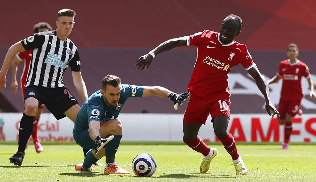 Pemain Liverpool Sadio Mane (kanan) berebut bola dengan penjaga gawang Newcastle United Martin Dubravka pada pertandingan Liga Inggris di Stadion Anfield, Liverpool, Inggris, Sabtu (24/4/2021). Pertandingan berakhir imbang 1-1. (David Klein, Pool via AP)