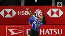 Pebulu tangkis tunggal putra Indonesia Christian Adinata mengembalikan kok ke arah lawannya pebulu tangkis tunggal putra Belanda Mark Caljouw pada babak kualifikasi turnamen Daihatsu Indonesia Masters 2023 di Istora Gelora Bung Karno, Jakarta, Selasa (24/1/2023). Christian Adinata menang atas Mark Caljouw dengan skor 20-22, 21-14, dan 21-17. (Liputan6.com/Herman Zakharia)