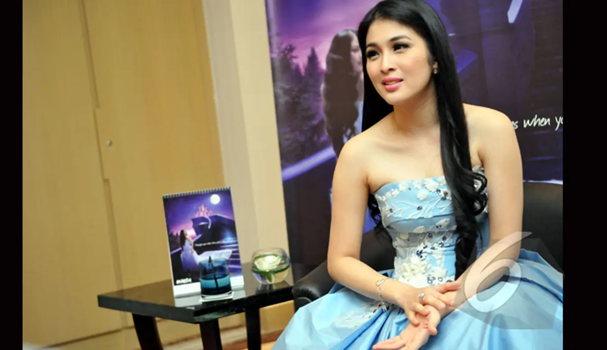 Aktris cantik Sandra Dewi ‎dipercayai The Walt Disney kawasan Asia Tenggara untuk menjadi model kalender. Sandra menjadi Cinderella, Jakarta, Senin, (19/1/2015). (Liputan6.com/Panji Diksana)