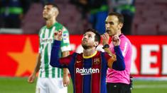 Striker Barcelona, Lionel Messi, melakukan selebrasi usai mencetak gol ke gawang Real Betis pada laga La Liga di Stadion Camp Nou, Sabtu (7/11/2020). Barca menang dengan skor 5-2.(AP/Joan Monfort)