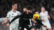 Sasa Lukic berebut bola melawan Josko Gvardiol dalam laga Liga Inggris antara Fulham vs Manchester City di Craven Cottage, 3 Desember 2025. (AP Photo/Kirsty Wigglesworth)