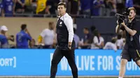 Pelatih kepala Chelsea, Mauricio Pochettino berjalan meninggalkan lapangan setelah berakhirnya laga uji coba pramusim 2023/2024 menghadapi Borussia Dortmund di Chicago, USA (2/8/2023). (AP Photo/Nam Y. Huh)