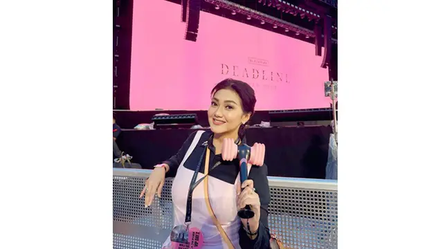 6 Gaya Bella Saphira Pakai Jumpsuit Pink saat Nonton BLACKPINK, Tampil Bak ABG