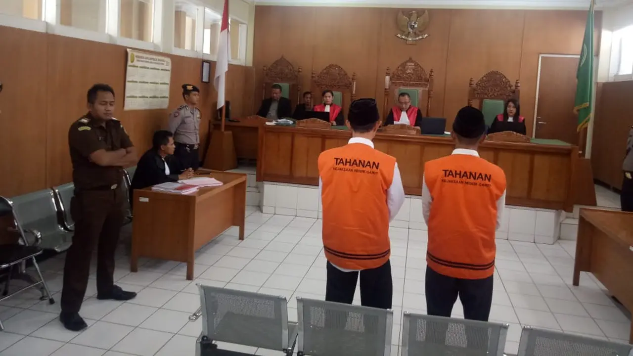 Doni (33) dan Jajang (33), kedua terdakwa pembunuh sadis Yudi alias Jablay (26), akhirnya diganjar vonis mati Pengadilan Negeri Garut