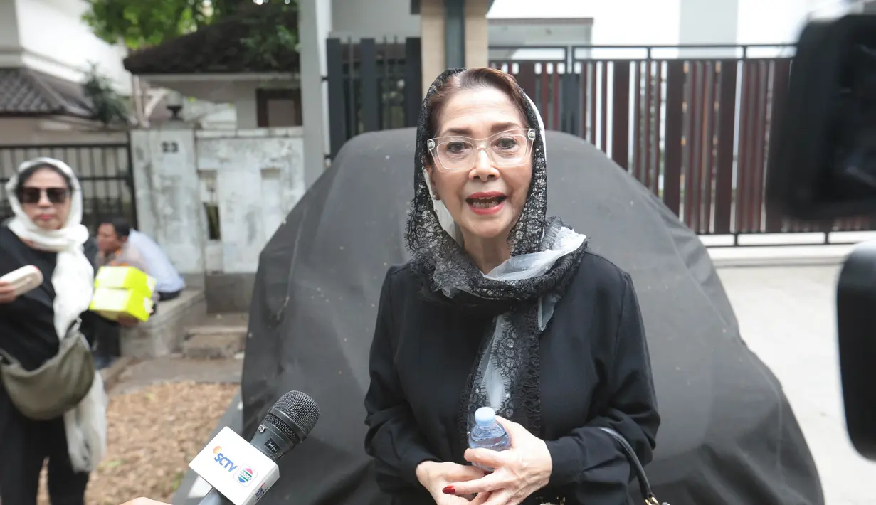 Artis senior Widyawati hadir di rumah duka Guruh Soekarnoputra di Jalan Sriwijaya Raya, Kebayoran Baru, Jakarta Selatan, Sabtu (26/9/2026). Widyawati datang untuk memberikan penghormatan terakhir kepada almarhum. (KLY/Budy Santoso)