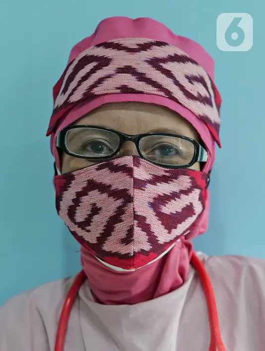dr. Diah Pramita berpose dengan masker bertema tenun NTT seusai memeriksa pasien di RSIA Tambak, Jakarta, Kamis (18/6/2020). (Liputan6.com/Herman Zakharia)