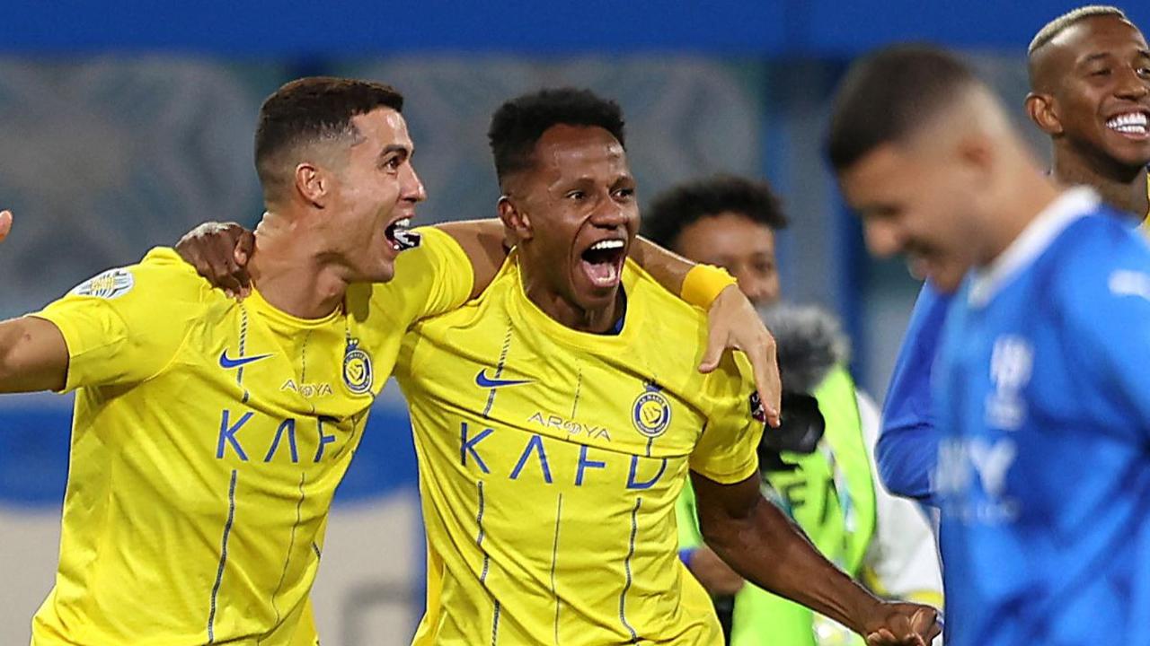 Cristiano Ronaldo merayakan kemenangan dengan rekan setimnya setelah Al Nassr keluar menjadi juara Liga Champions Arab 2023 usai mengalahkan Al Hilal dalam partai final di Stadion King Fahd, Taif, Arab Saudi (12/8/2023).