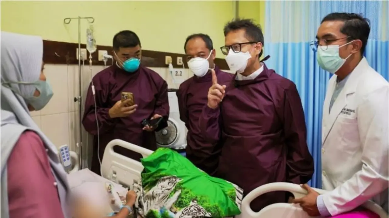 Menkes Budi Gunadi Sadikin meninjau penanganan kejadian luar biasa (KLB) campak di Sumenep, Madura, Jawa Timur, Kamis (28/8/2025).