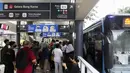 Sejumlah penumpang menaiki bus  TransJakarta di Halte TransJakarta Gelora Bung Karno, Jakarta, Rabu (1/3/2023). Kepala Divisi Sekretaris Perusahaan PT TransJakarta, Apriastini Bakti Bugiansri mengatakan,keberadaan petugas TNI dapat memberi kenyamanan dan keamanan bagi para pelanggan, terutama kaum perempuan. (Liputan6.com/Herman Zakharia)