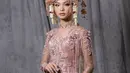 Gadis Sumatera yang menjadi model makeup dan busana pengantin lengkap dengan hiasan kepala (Foto: Instagram @andina_julie)