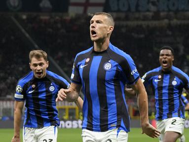 Pemain Inter Milan, Edin Dzeko melakukan selebrasi setelah mencetak gol ke gawang AC Milan pada laga leg pertama semifinal Liga Champions 2022/2023 di San Siro, Milan, Italia, Kamis (11/05/2023) WIB. Laga dimenangkan oleh Nerazzurri dengan skor 2-0. (AP Photo/Antonio Calanni)