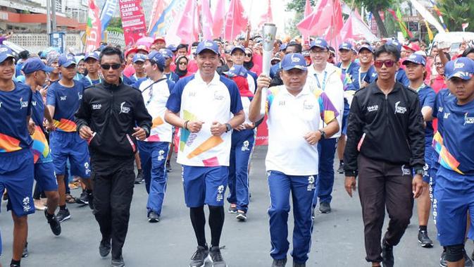 Dirut Telkomsel Ririek Adriansyah ikut mengarak obor api abadi Asian Games 2018 di Bandarlampung, Rabu (8/8/2018). (Foto: Telkomsel)