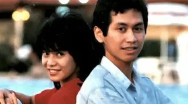 Addie MS dan Memes, salah satu pasangan selebritas paling langgeng di dunia hiburan Tanah Air. Selasa (13/9/2022), keduanya merayakan ulang tahun penikahan ke-35. Memperingati momen ini, Addie MS mengunggah 10 foto kenangan bersama istri tercinta. Ada pula foto jadul saat mereka bersama kedua anak, Kevin Aprilio dan Tristan Juliano. (Foto: Dok. Instagram @addiems)