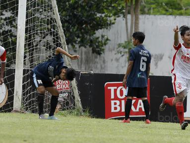 Pemain UMM melakukan selebrasi usai mencetak gol ke gawang STIMED Nusa Palapa pada laga Torabika Cup 2017 di Stadion Cakrawala, Malang, Rabu (22/11/2017). UMM Imbang 2-2 dengan STIMED Nusa Palapa. (Bola.com/M Iqbal Ichsan)