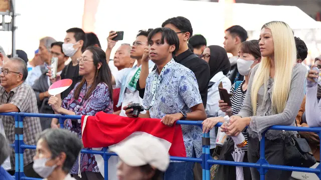 Penonton sedang menyaksikan pertunjukan budaya