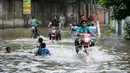 Warga mengendarai sepeda motor di jalanan yang terendam banjir setelah hujan lebat mengguyur Lahore, Punjab, Pakistan, 20 Agustus 2020. Sebanyak 18 orang tewas dan banyak lainnya terluka akibat hujan lebat di Punjab. (Xinhua/Sajjad)