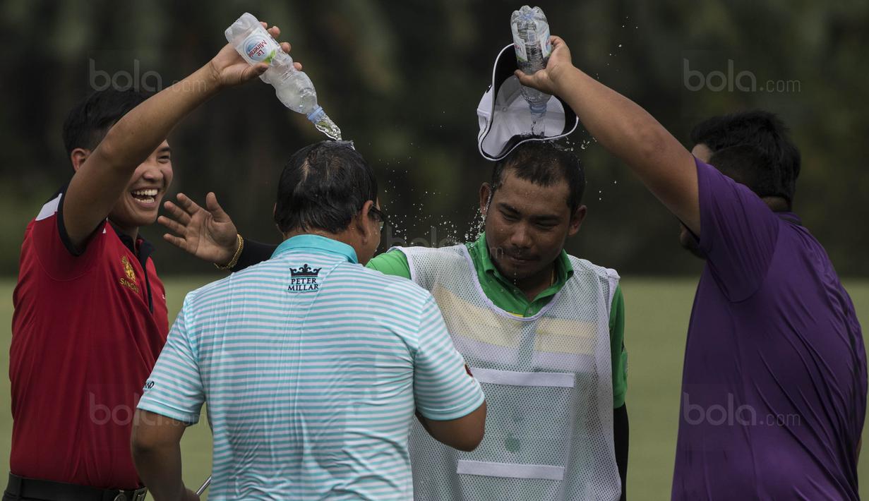 Pegolf Thailand, Panuphol Pittayarat, menjadi juara Golf Indonesia Open di Lapangan Golf Pondok Indah, Jakarta, Minggu (29/10/2017). Dirinya mengumpulkan 265 pukulan atau 23 di bawah par selama empat hari. (Bola.com/Vitalis Yogi Trisna)