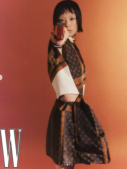 Penggemar yang dibuat tercengang dengan hasil pemotretan Kim Ye Ji pun sepakat bahwa sang atlet memang memesona di setiap jepretannya. [Foto: W Korea]