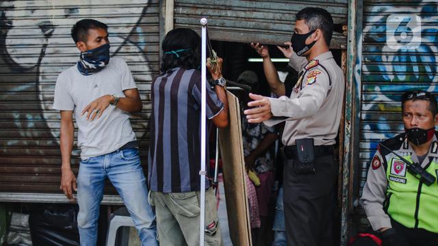 FOTO: PSBB Diperpanjang, PKL Tanah Abang Kembali Ditertibkan