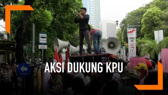 Aksi simpatik mendukung KPU yang telah sukses menyelenggarakan Pemilu serentak 2019 di gelar di depan Kantor KPU, Jakarta Pusat.
