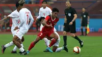 Pemain Timnas Indonesia, Marselino Ferdinan berusaha melewati sejumlah pemain Myanmar dalam pertandingan lanjutan babak penyisihan Grup A SEA Games 2021 di Stadion Viet Tri, Phu Tho, Vietnam, Minggu (15/5/2022). (Bola.com/Ikhwan Yanuar)