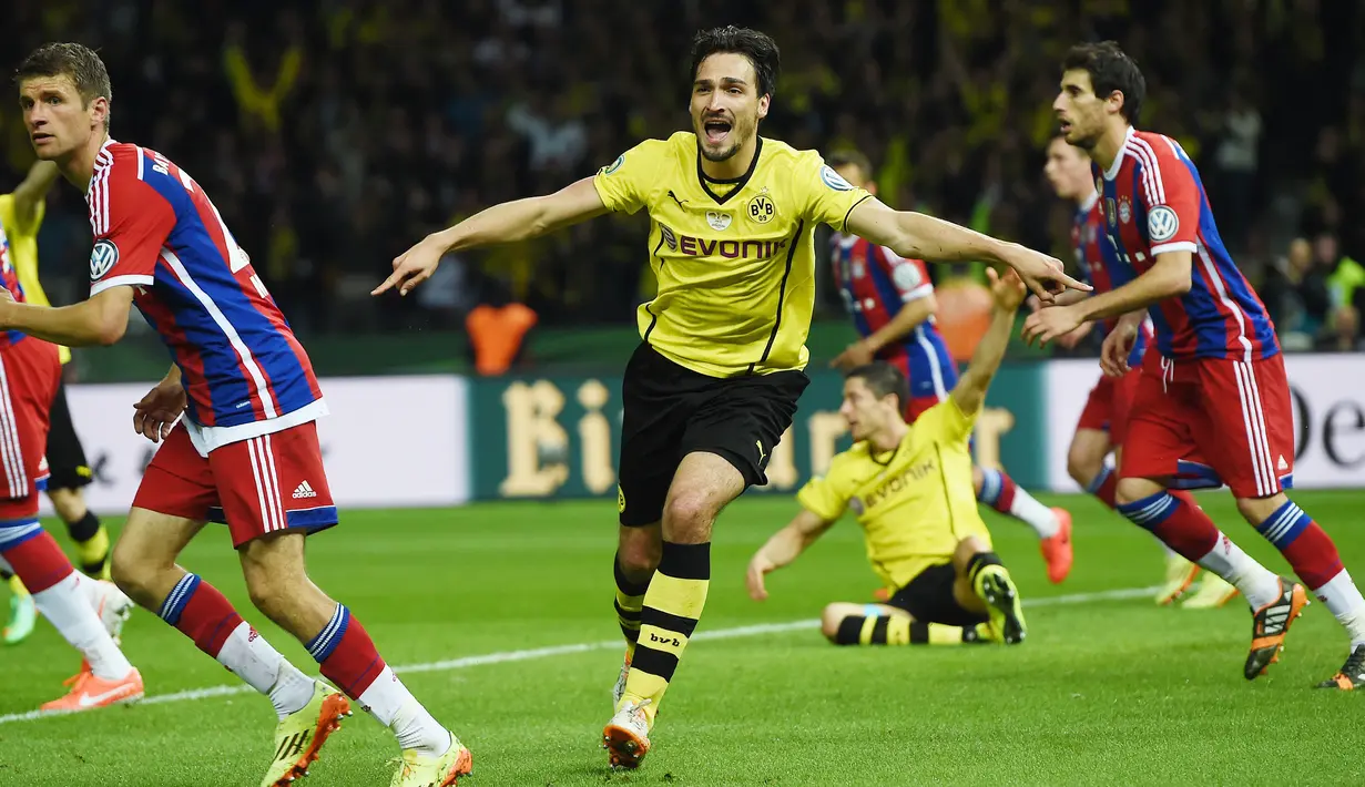 Dari 2009 hingga 2016 merumput bersama Dortmund, Hummels (tengah) mampu mengantarkan Dortmund meraih gelar Bundesliga, DFB-Pokal, DFL-Supercup, dan jadi runner up Liga Champions di tahun 2012/13. (Foto: AFP/Patrik Stollarz)