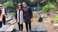 Doddy Sudrajat dan Mayang saat mengunjungi makam Vanessa Angel dan Bibi Andrainsyah.