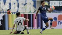 Aksi pemain Persiba Balikpapan, Ahmad Birrul saat melawan Persela Lamongan dalam lanjutan turnamen Piala Presiden 2017 di Stadion Si Jalak Harupat, Soreang Jawa Barat, Senin (6/2/2017). (Bola.com/Peksi Cahyo)