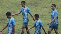 Para pemain STIE Perbanas tampak lesu usai takluk dari UM pada laga Torabika Cup 2017 di Stadion Cakrawala, Malang, Rabu (22/11/2017). UM menang 3-0 atas Perbanas. (Bola.com/M Iqbal Ichsan)