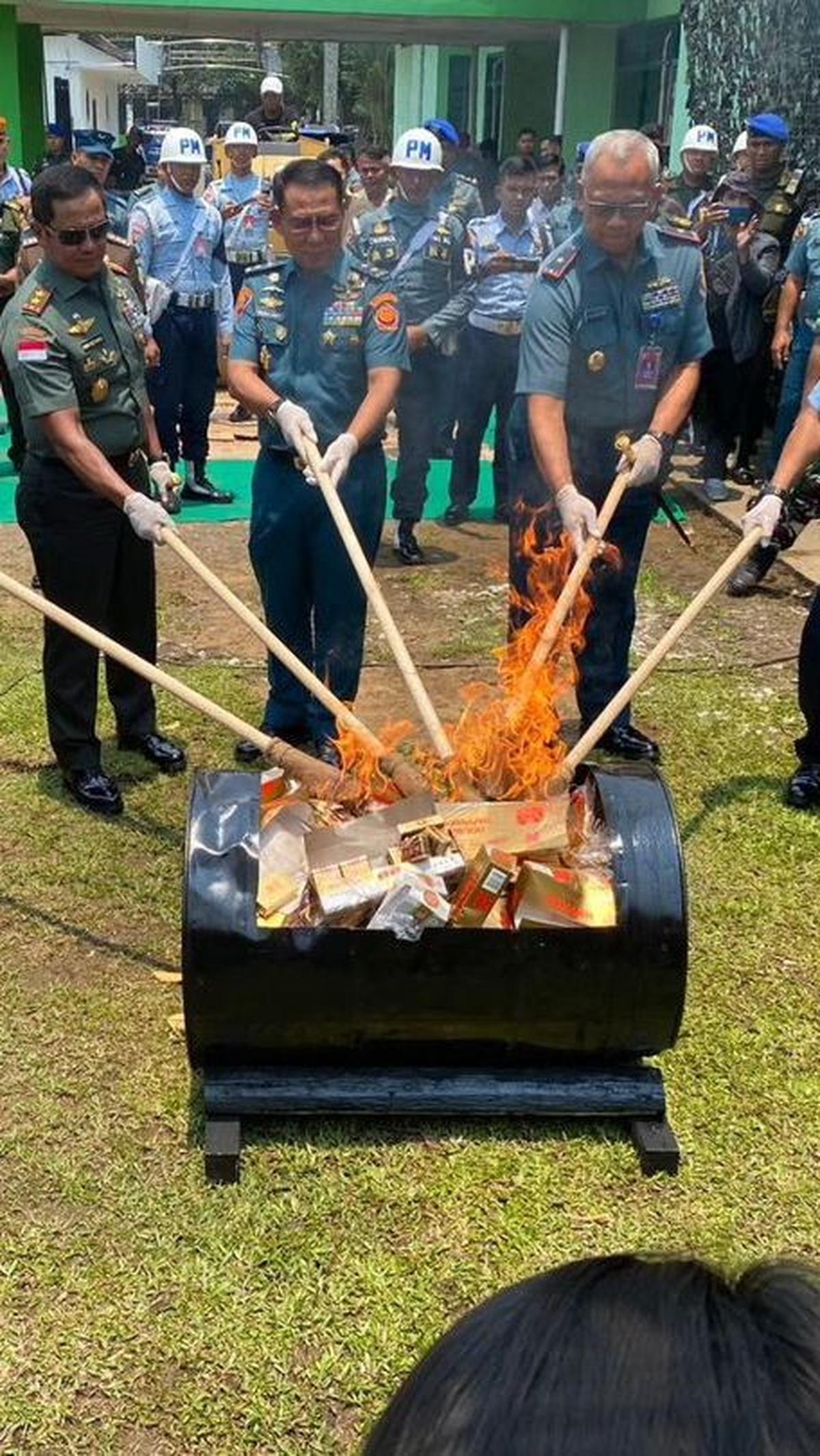 Pemusnahan barang bukti itu sendiri dilaksanakan di Oditurat Militer II-06 Pontianak, Kota Pontianak pada Senin (2/10).<br>