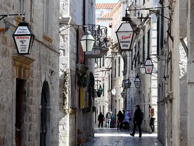 Gambar pada 28 Maret 2019 menunjukkan jalan kota tua Dubrovnik, salah satu lokasi pengambilan gambar film serial Game of Thrones. Kota di Kroasia ini menjadi King's Landing, Ibu Kota Westeros dalam film serial besutan David Benioff & DB Weiss untuk jejaring televisi HBO. (Denis LOVROVIC / AFP)