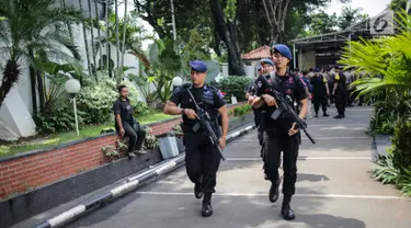 Sejumlah anggota kepolisian membawa senjata lengkap saat mengamankan Kantor Komisi Pemilihan Umum (KPU), Jakarta, Kamis (18/4). Hal tersebut dilakukan untuk mengantisipasi ancaman keamanan usai Pemilu 2019. (Liputan6.com/Faizal Fanani)