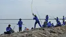 Peserta saat mengambil bagian dalam kompetisi memancing di pantai Banda Aceh (24/11/2019). Sebanyak 1.024 pemancing ikut memeriahkan Banda Aceh Fishing Tournament 2019. (AFP Photo/Chaideer Mahyuddin)