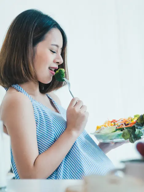 Ibu hamil makan sayur