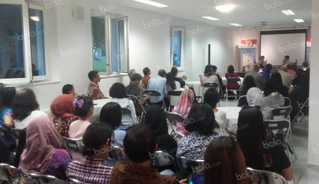 Suasana temu wicara pebalap Manor Racing asal Indonesia, Rio Haryanto, dengan warga Indonesia di Kantor KBRI Wina, Austria, Selasa (28/6/2016). (Bola.com/Reza Khomaini)