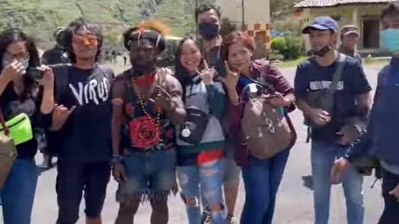 "Cie kenapa kakak Moro, yang benar posenya (foto) ," kata Revi.