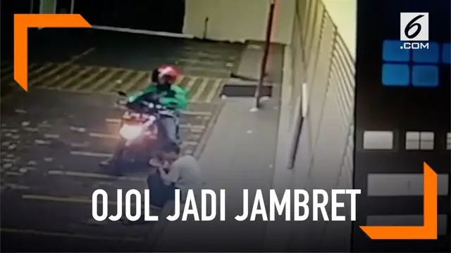 Seorang ojek online nyambi jadi jambret dan mengambil ponsel milik seorang pria. Aksi pelaku terekam kamera CCTV.