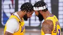 Pebasket Los Angeles Lakers, Anthony Davis dan Markieff Morris melakukan selebrasi saat melawan Miami Heat pada gim keempat final NBA di Lake Buena Vista, Rabu (7/10/2020). Lakers menang dengan skor 102-96. (AP Photo/Mark J. Terrill)