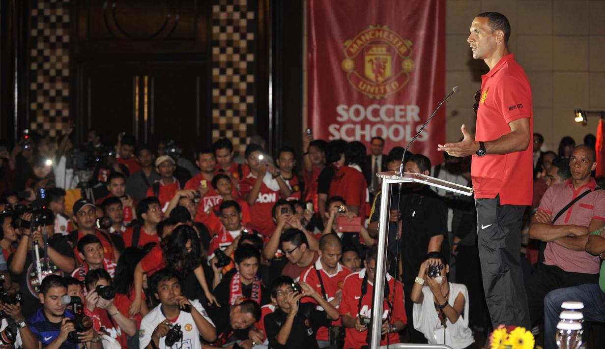 Rio Ferdinand juga sempat berkunjung ke Indonesia pada Juni 2011 lalu, dimana pada kunjungannya ia memberikan pelatihan sepak bola dan bantuan untuk anak-anak Indonesia yang terjangkit virus HIV/Aids. (AFP Photo/Romeo Gacad)