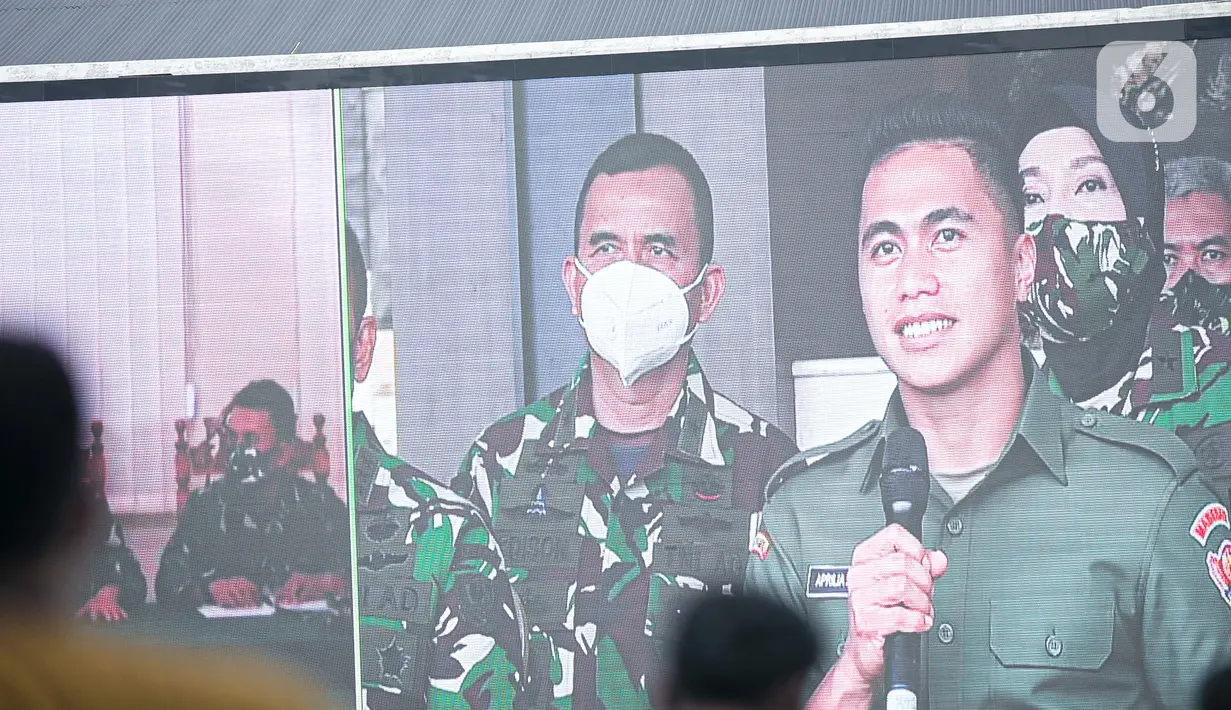 Layar besar menunjukkan sidang perubahan status jenis kelamin dan pergantian nama Serda Aprilia Manganang di Pengadilan Negeri Tondano secara virtual di Mabes TNI AD, Jakarta, Jumat (19/3/2021). Aprilia Manganang mengubah nama menjadi Aprilio Perkasa Manganang. (Liputan6.com/Faizal Fanani)