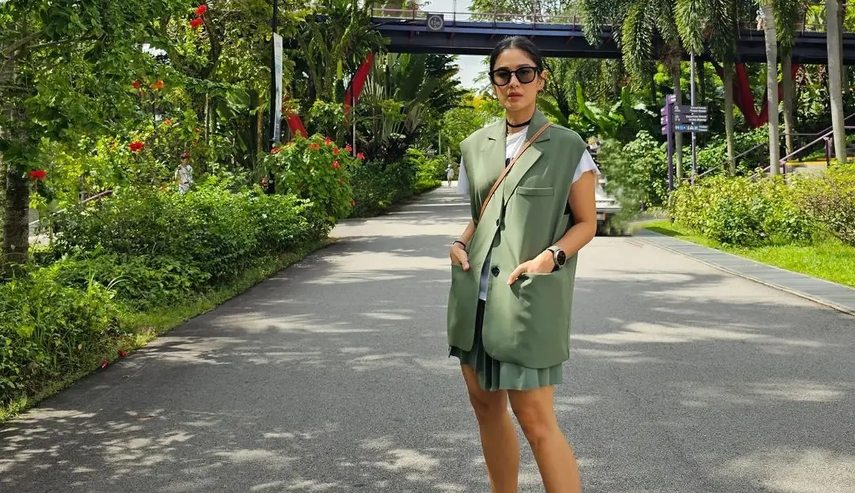 Pemilihan outfitnya juga tak kalah menarik untuk disimak. Dalam beberapa kesempatan, Dian Sastro memamerkan OOTDnya mengenakan outfit-outfit edgy, salah satunya terlihat di foto ini. Ia mengenakan kaus yang kemudian dilapisinya dengan vest hijau senada dengan pleats mini skirtnya. Foto: Instagram.