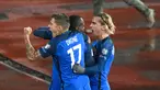 Pemain timnas Prancis, Blaise Matuidi dan rekan setimnya merayakan gol ke gawang Bulgaria pada laga Kualifikasi Piala Dunia 2018 zona Eropa Grup A di Stadion Vasil Levski, Sabtu (7/10). Les Bleus unggul 1-0 lewat gol Blaise Matuidi (Nikolay DOYCHINOV/AFP)